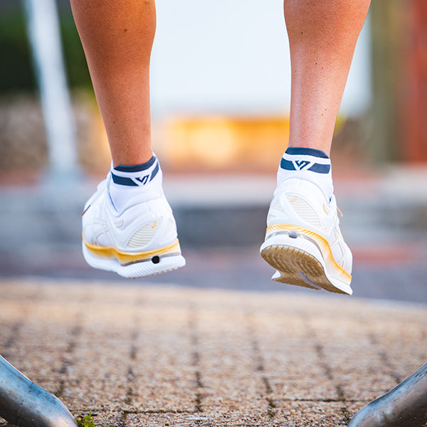 VERSUS RUNNING SOCKS WHITE GREY HIDDEN